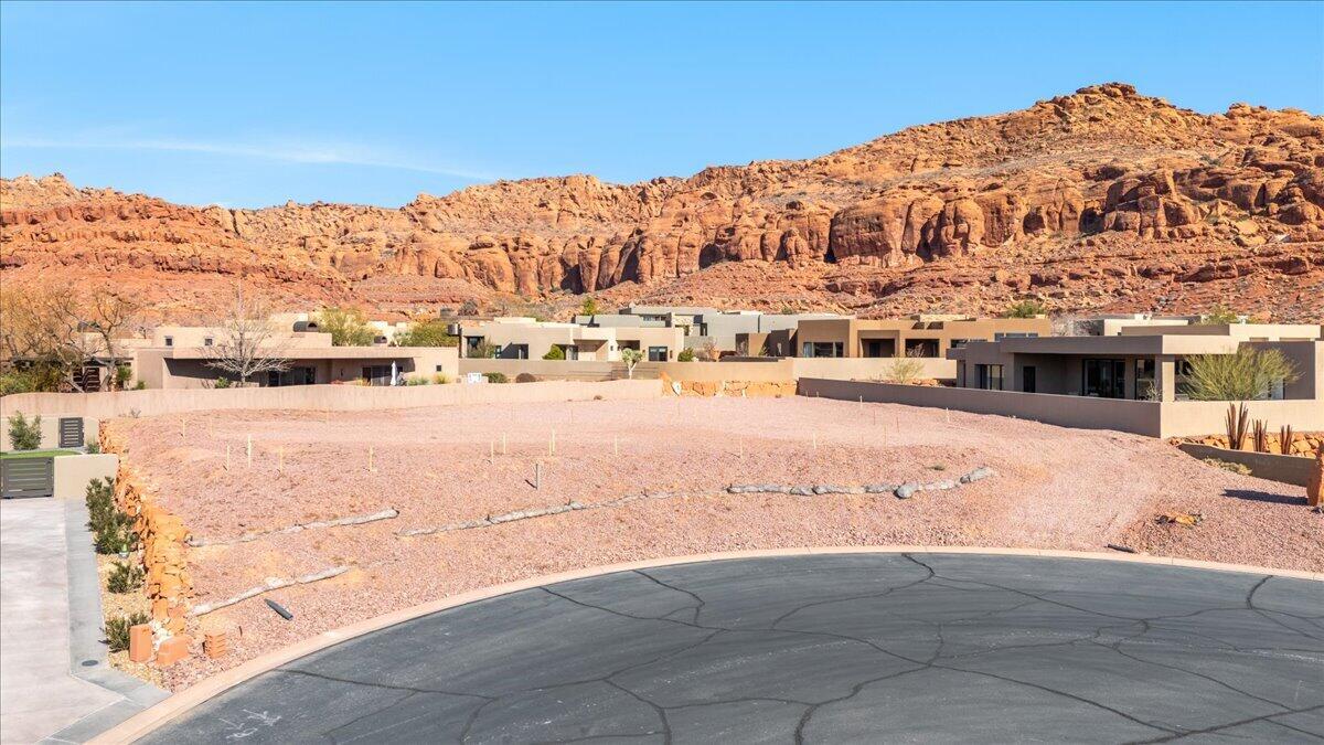 CLIFFS OF SNOW CANYON - Land