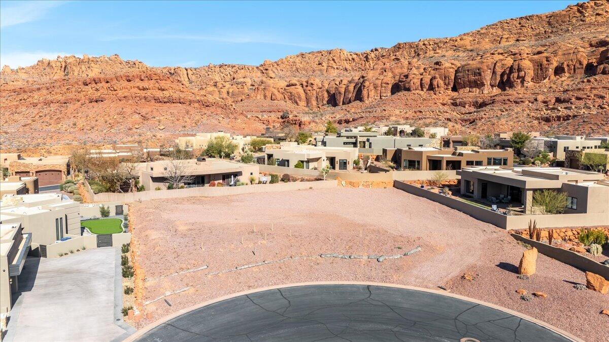 CLIFFS OF SNOW CANYON - Land