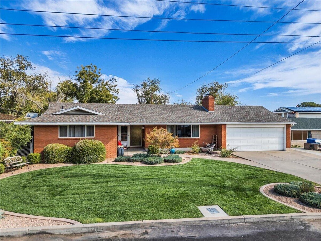 Photo of 549 S 440 East CIR, Saint George, UT 84770 (MLS # 26-277301)