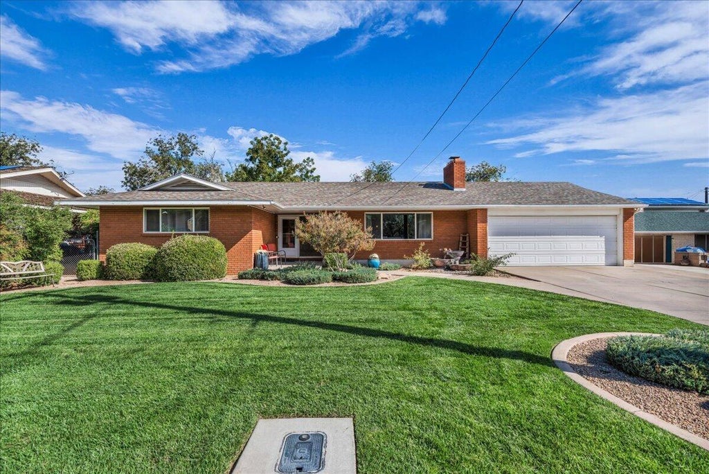 Photo of 549 S 440 East CIR, Saint George, UT 84770 (MLS # 26-277301)