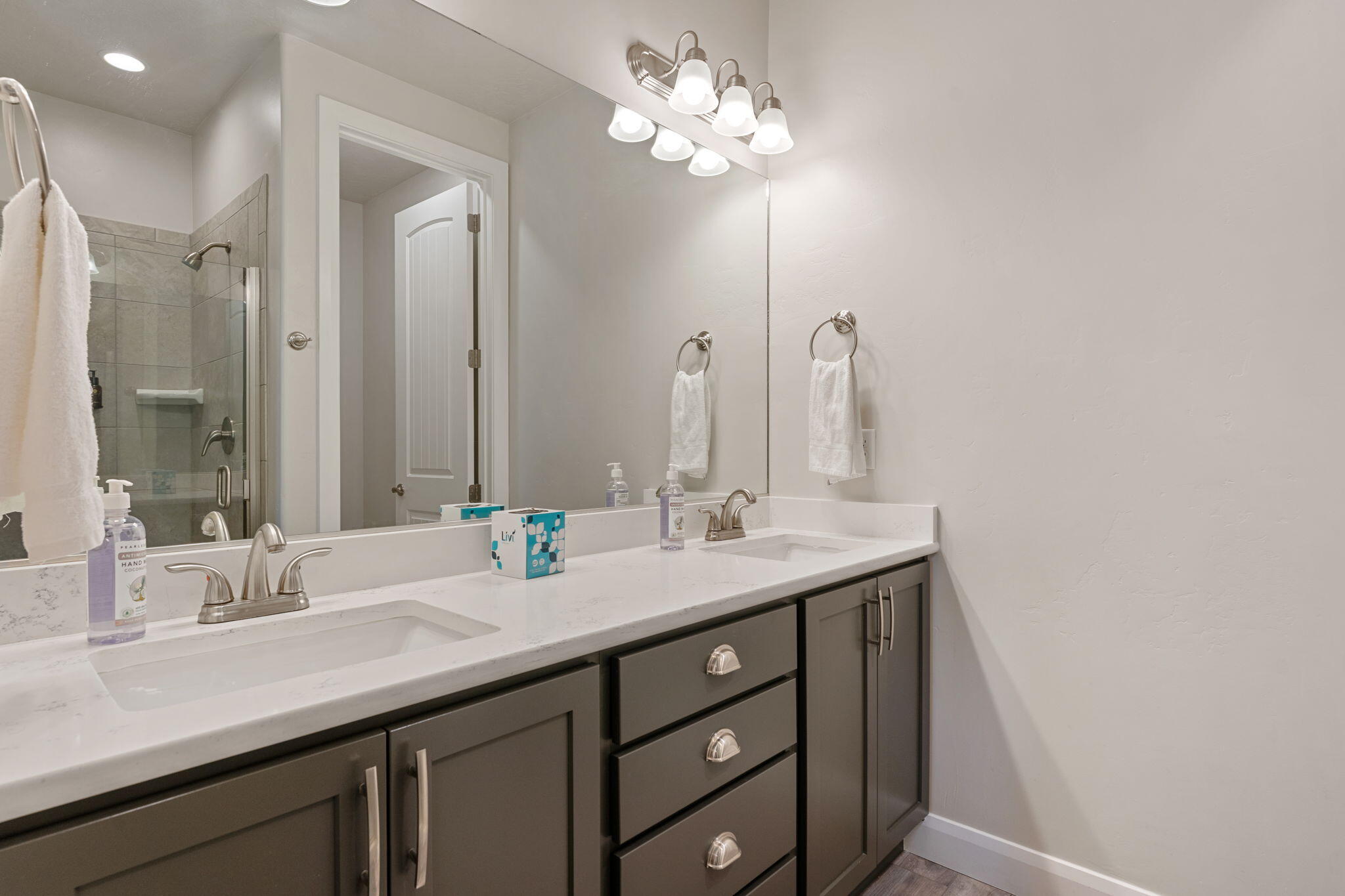 LEDGES OF SG THE ESCAPES - Residential