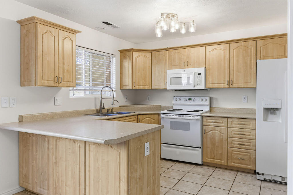 WOODBRIDGE TOWNHOMES - Residential