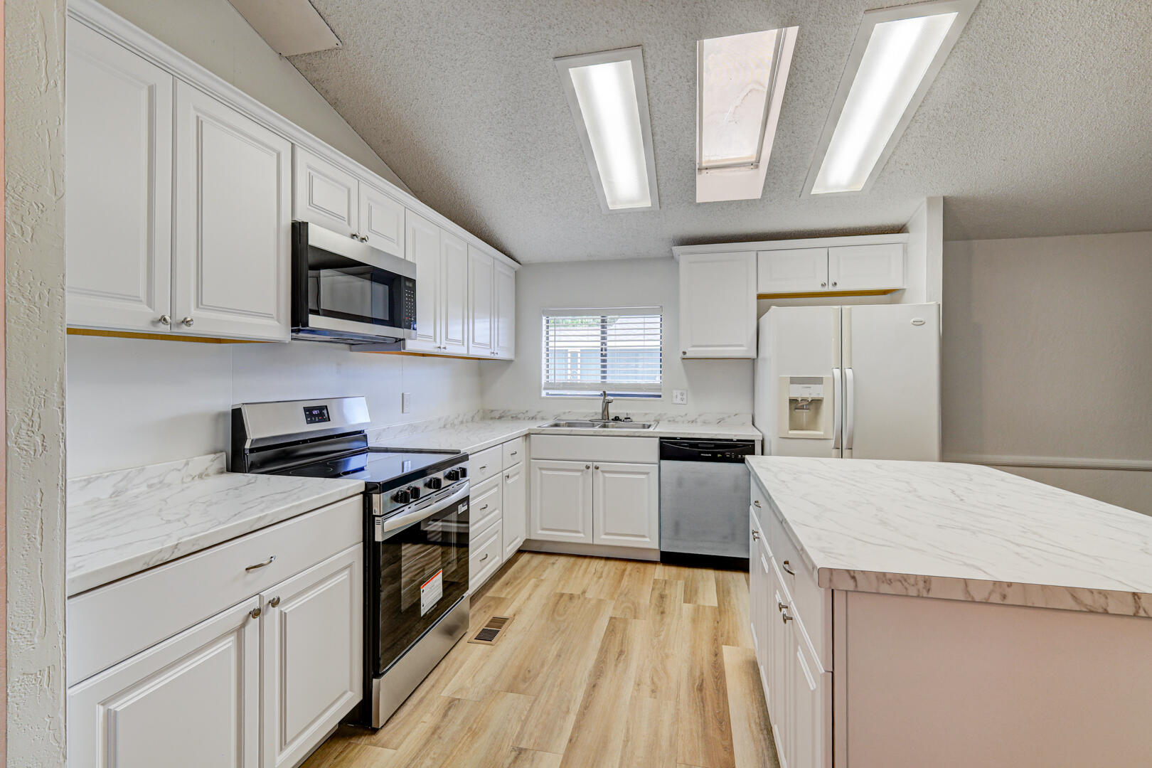 LAVA BLUFF MOBILE HOME PARK - Residential