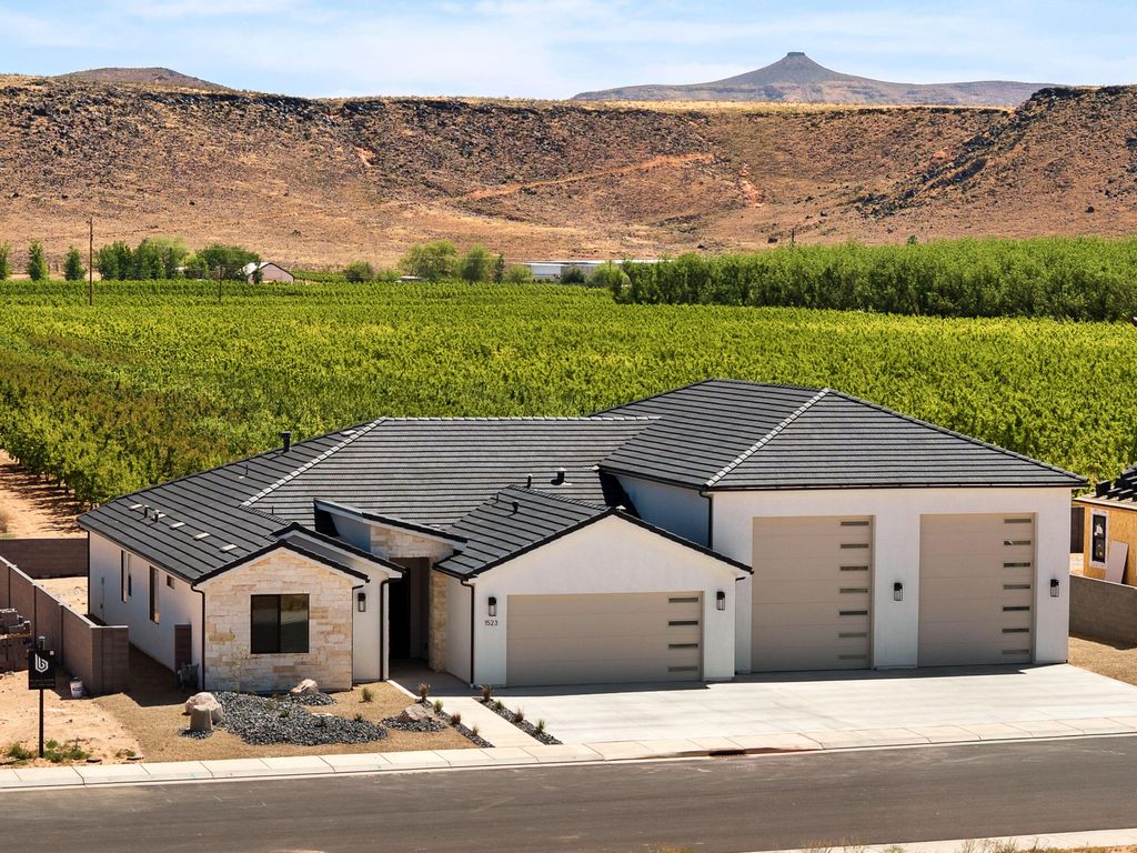 Photo of 1523 S 3630 W, Hurricane, UT 84737 (MLS # 26-271610)