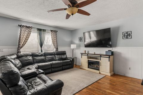 Tiny photo for 258 E 500 N, Washington, UT 84780 (MLS # 26-268615)