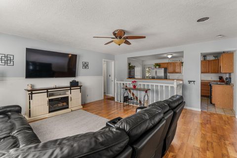 Tiny photo for 258 E 500 N, Washington, UT 84780 (MLS # 26-268615)