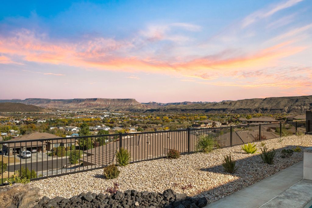 Photo of 1670 W 725 S, Hurricane, UT 84737 (MLS # 25-267021)