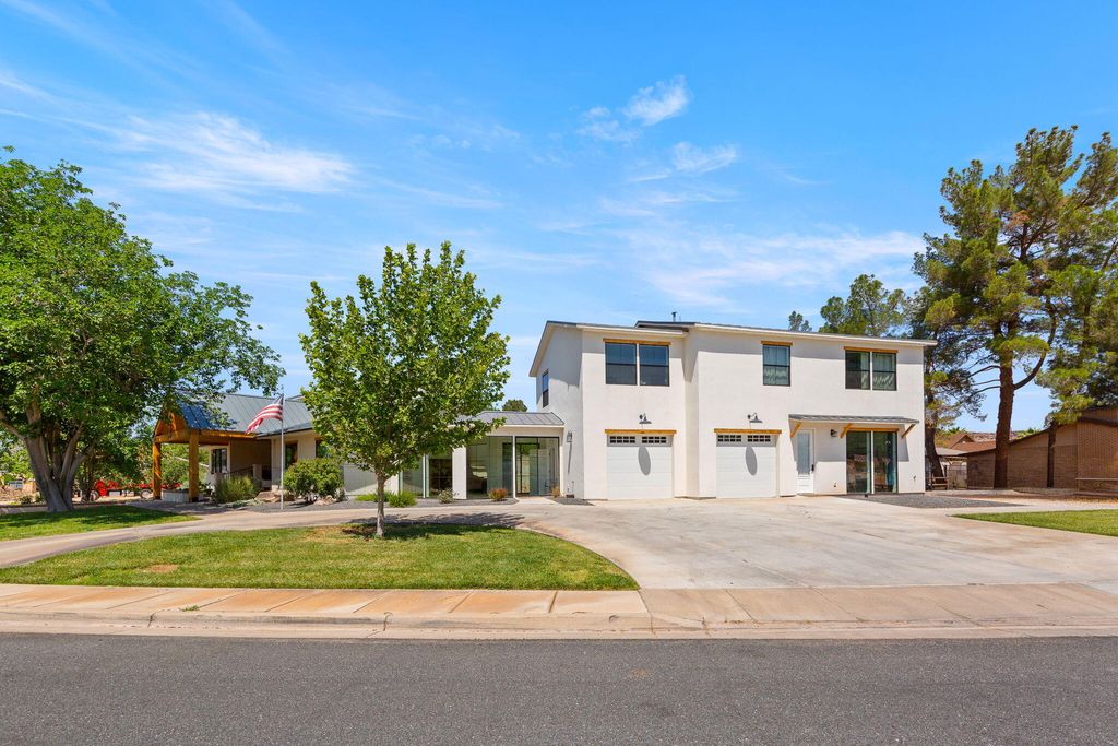 Photo of 558 W DEL MAR DR, Saint George, UT 84790 (MLS # 26-272475)
