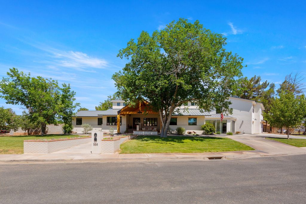 Photo of 558 W DEL MAR DR, Saint George, UT 84790 (MLS # 26-272475)