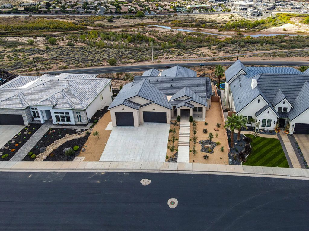 Photo of 1652 E HOWARD LN, Saint George, UT 84790 (MLS # 25-266247)