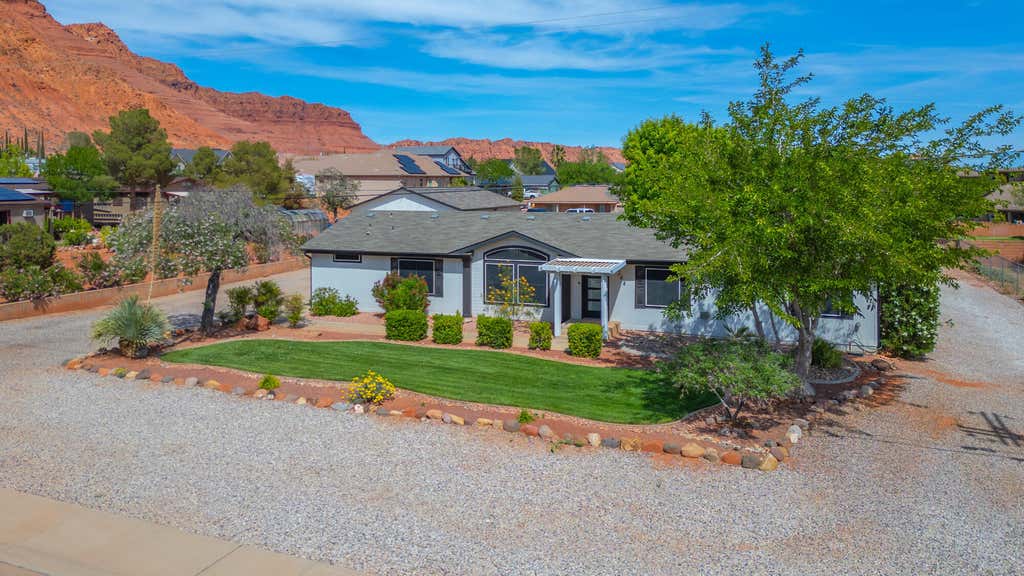 Photo of 264 N 100 W, Ivins, UT 84738 (MLS # 26-274175)