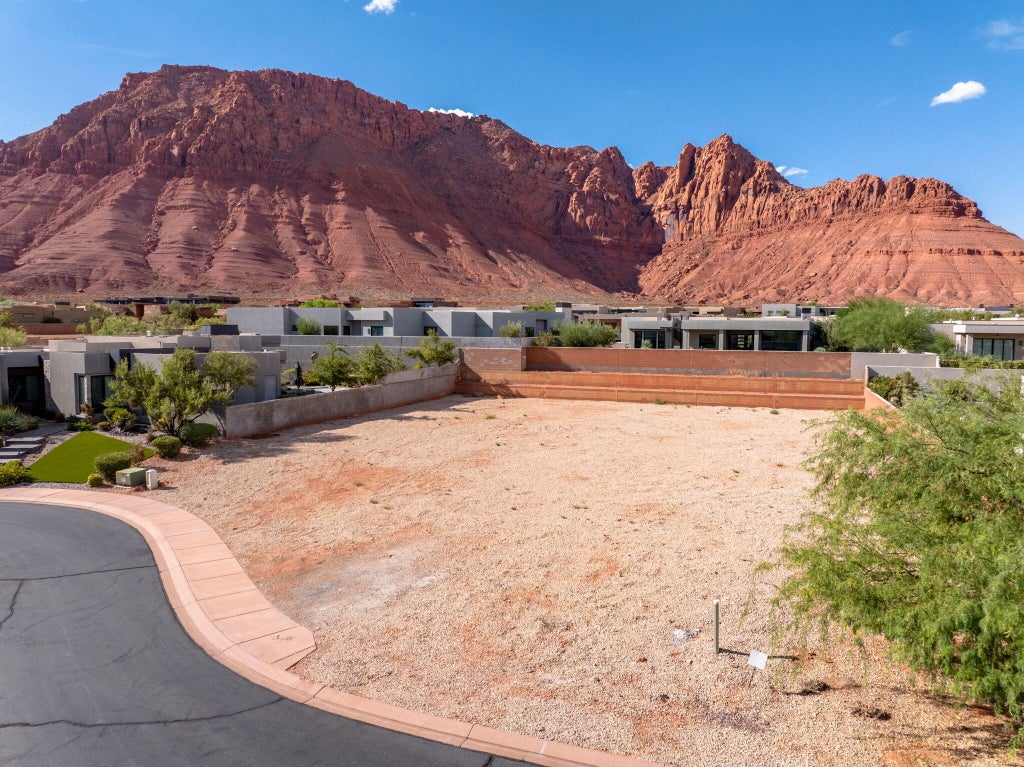 Photo of 633 E Flint Rock Cir CIR, Ivins, UT 84738 (MLS # 26-275430)