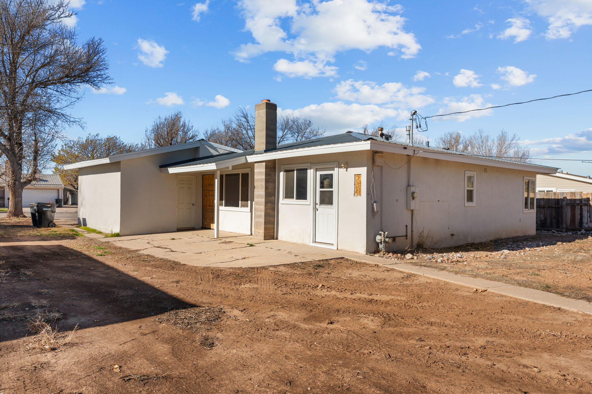 Main image without alt text