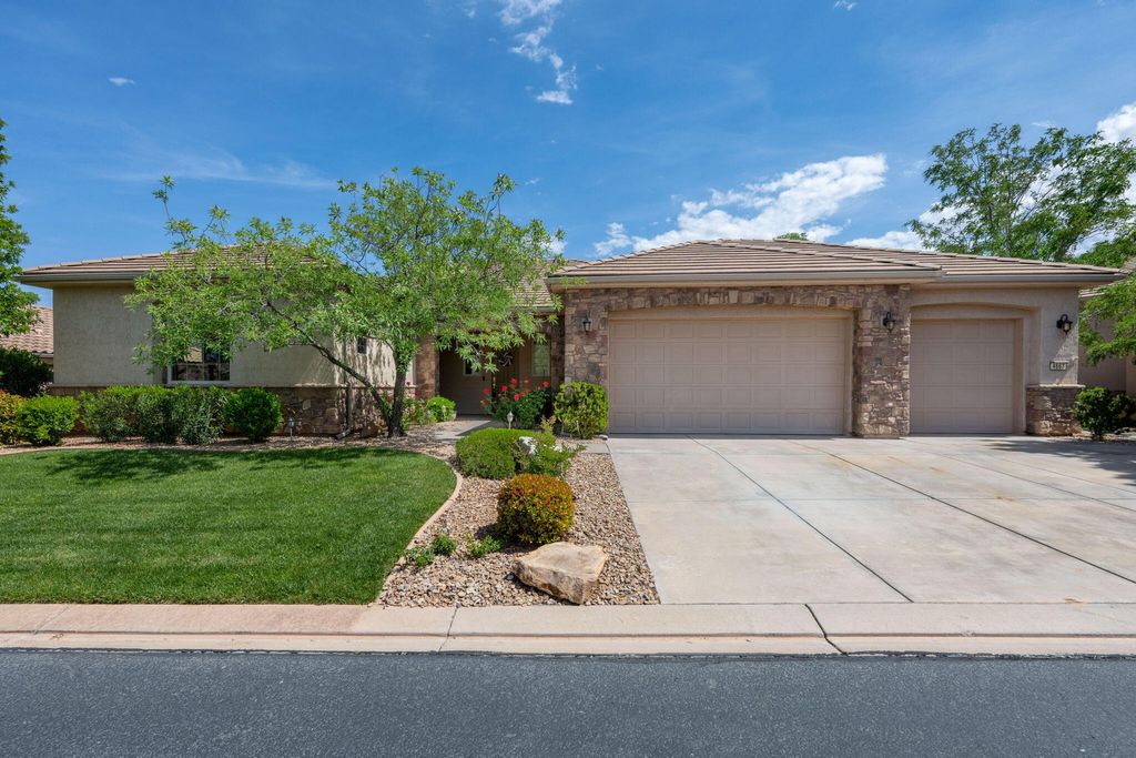 Photo of 4667 S WHISPER POINT DR, Saint George, UT 84770 (MLS # 26-271513)