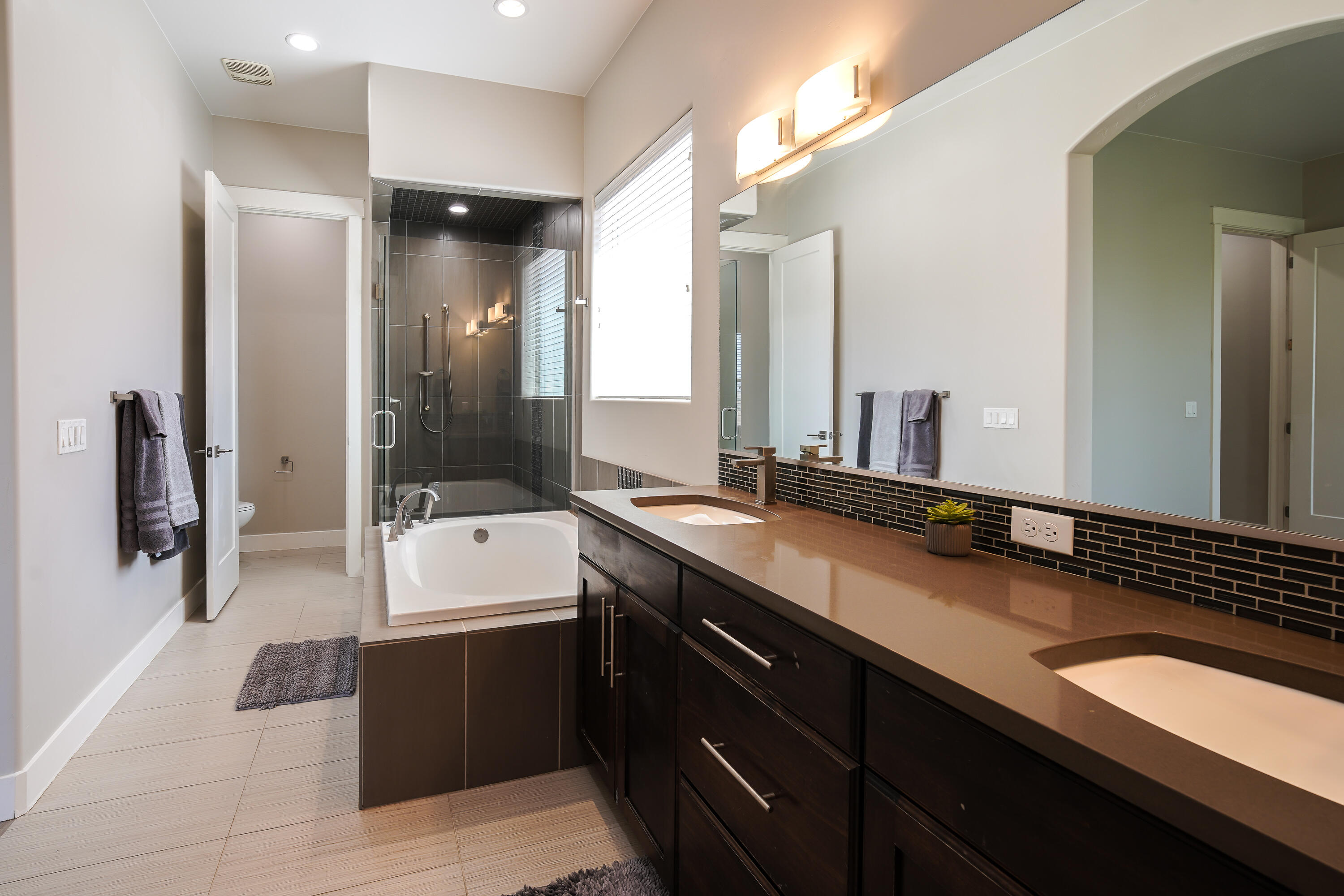 HIGH CHAPARRAL AT THE WASHINGTON BENCH - Residential