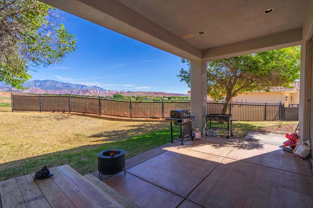Photo of 301 N Fairway CIR, Washington, UT 84780 (MLS # 26-275372)