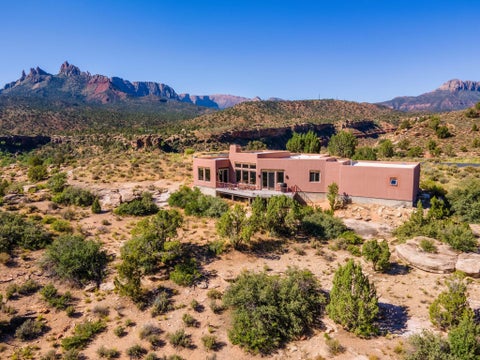 Tiny photo for 2907 Zuni CIR, Springdale, UT 84767 (MLS # 26-275681)