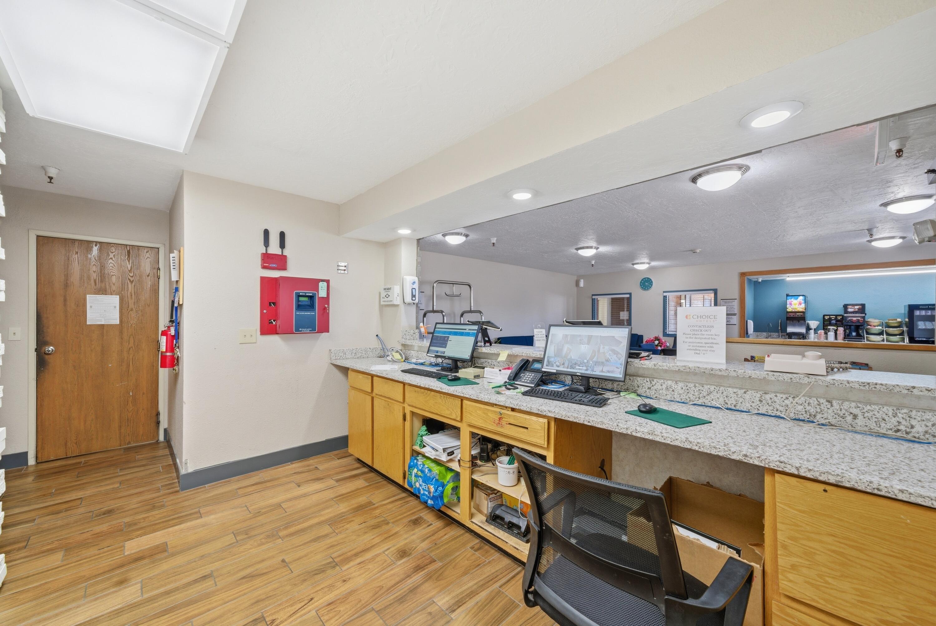 Main image without alt text