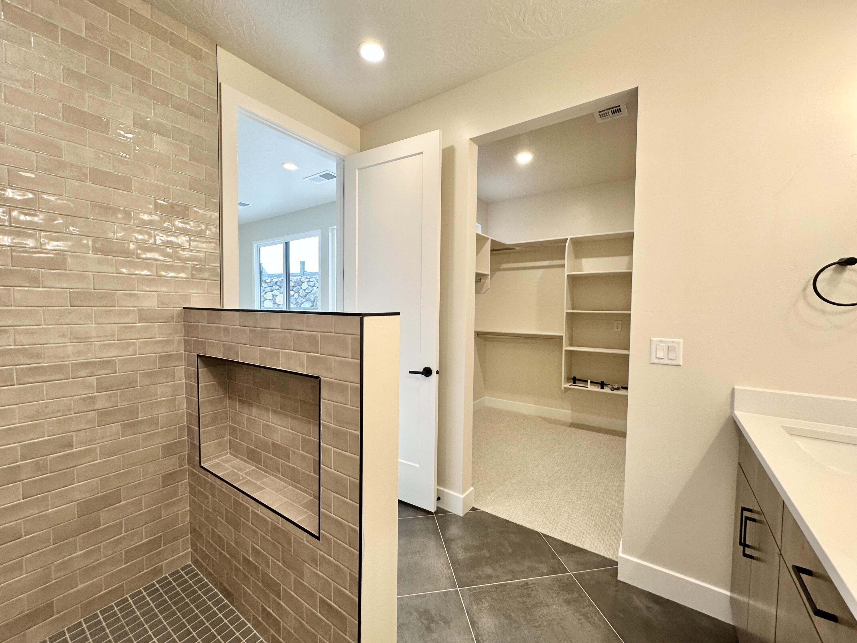 FALCON RIDGE - Residential