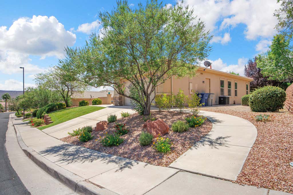 Photo of 2581 W DESERT SPRINGS RD, Saint George, UT 84770 (MLS # 26-273548)