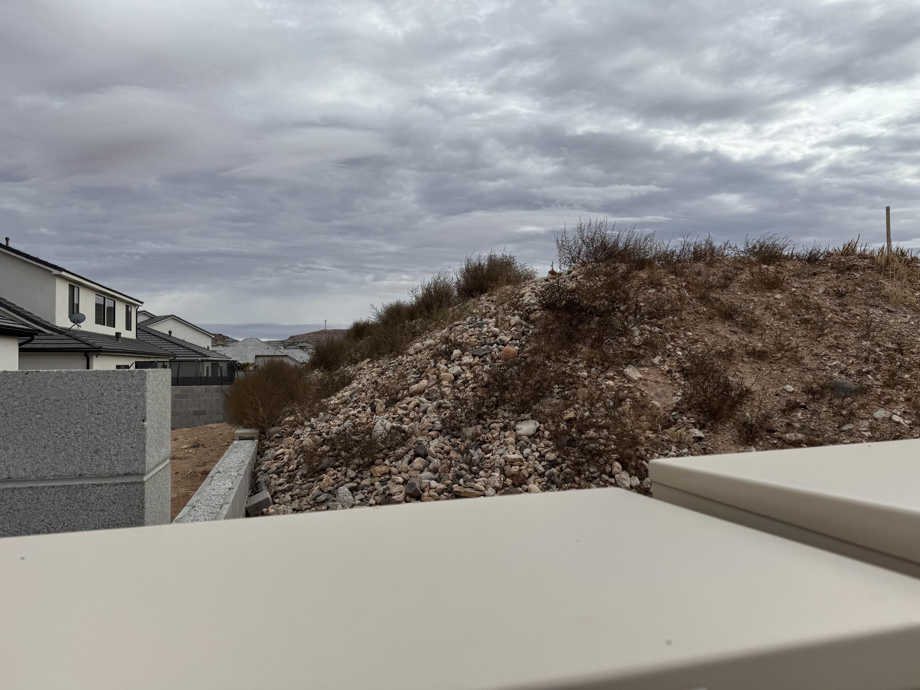 DESERT SOLACE - Land