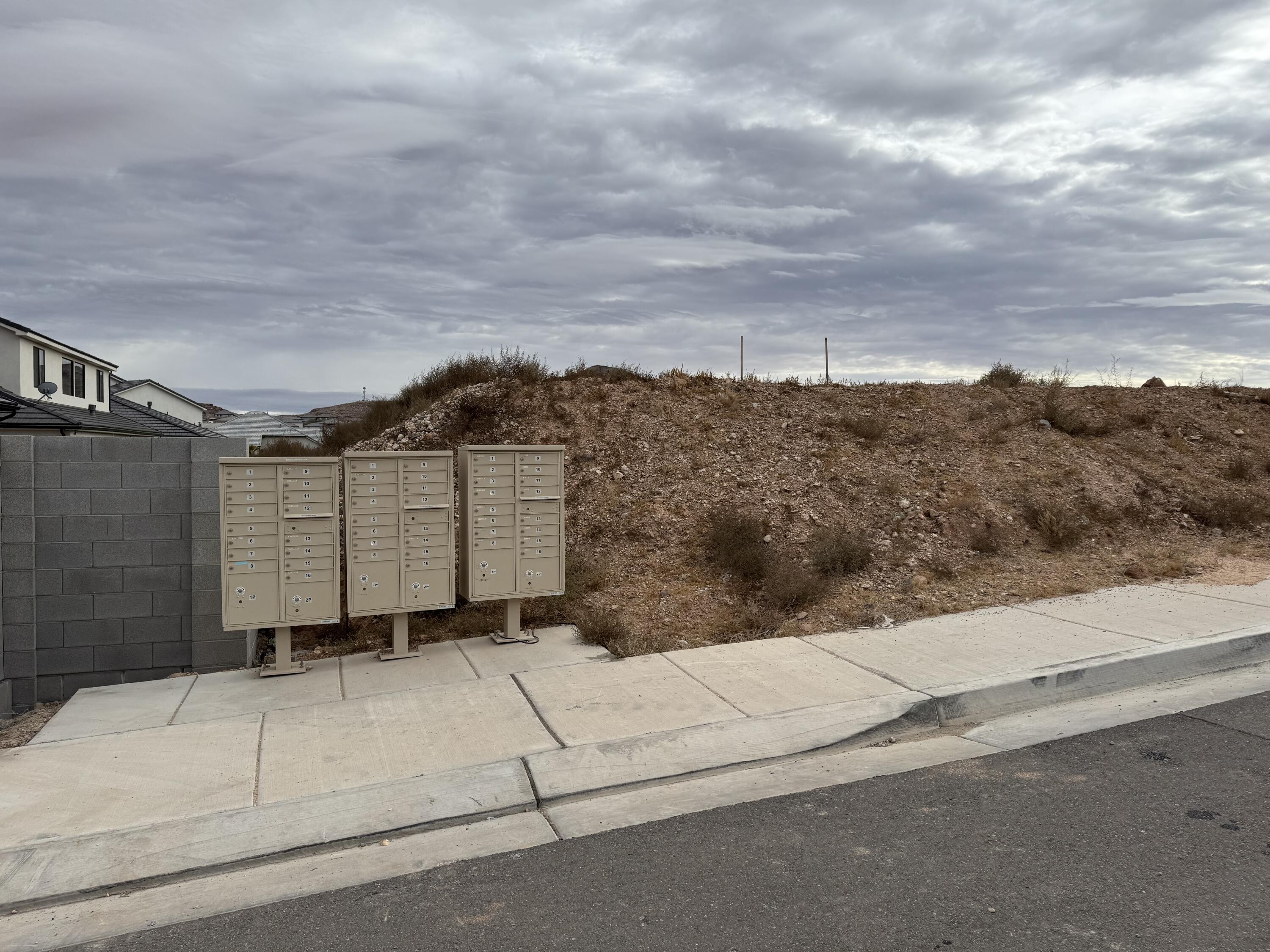 DESERT SOLACE - Land