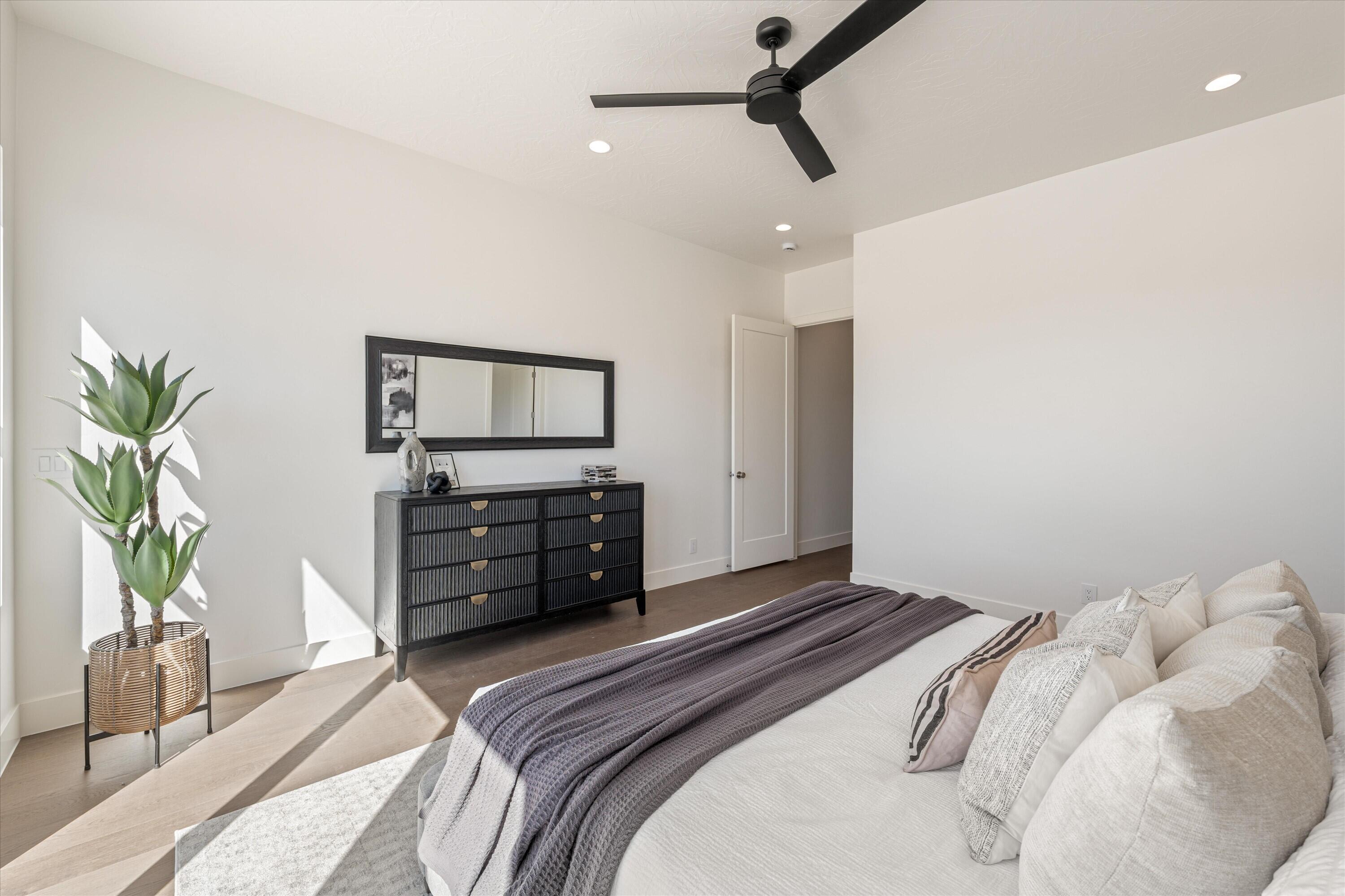 SCENIC POINTE - Residential