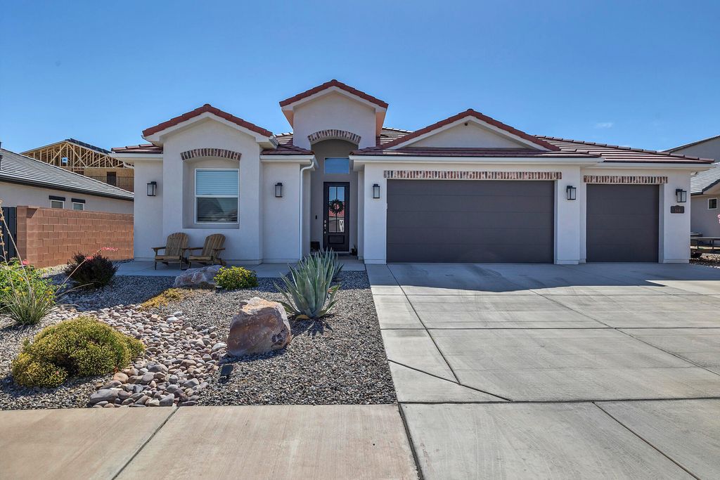 Photo of 568 COMO DR, Saint George, UT 84770 (MLS # 26-272435)