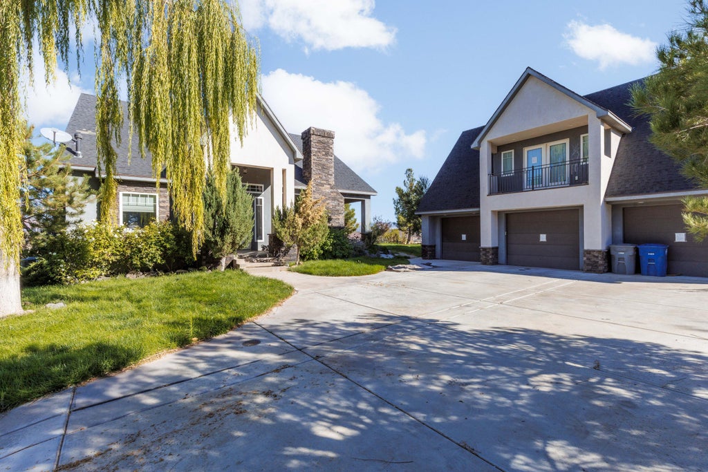Photo of 2321 W Ridge View DR, Hurricane, UT 84737 (MLS # 26-277201)