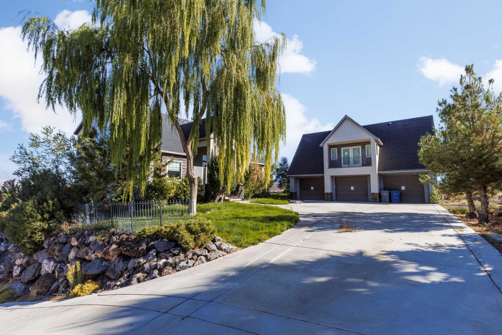 Photo of 2321 W Ridge View DR, Hurricane, UT 84737 (MLS # 26-277201)