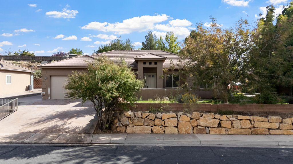 Photo of 240 N 560 W, La Verkin, UT 84745 (MLS # 25-266263)