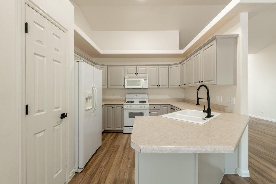 RED MOUNTAIN TOWNHOMES - Residential