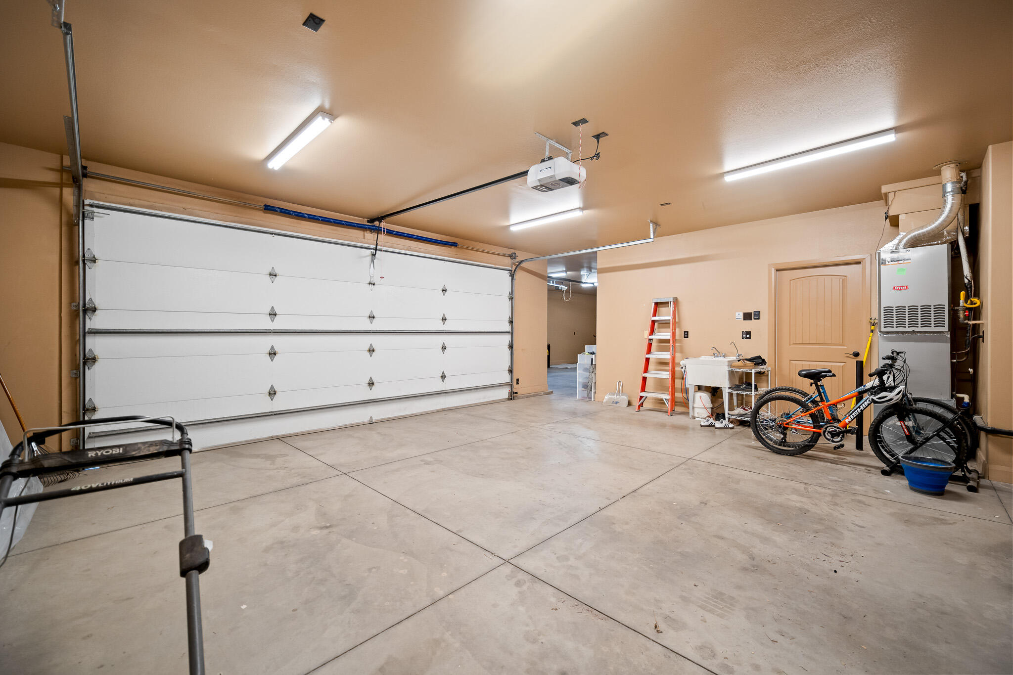 BRIDLE GATE ESTATES - Residential