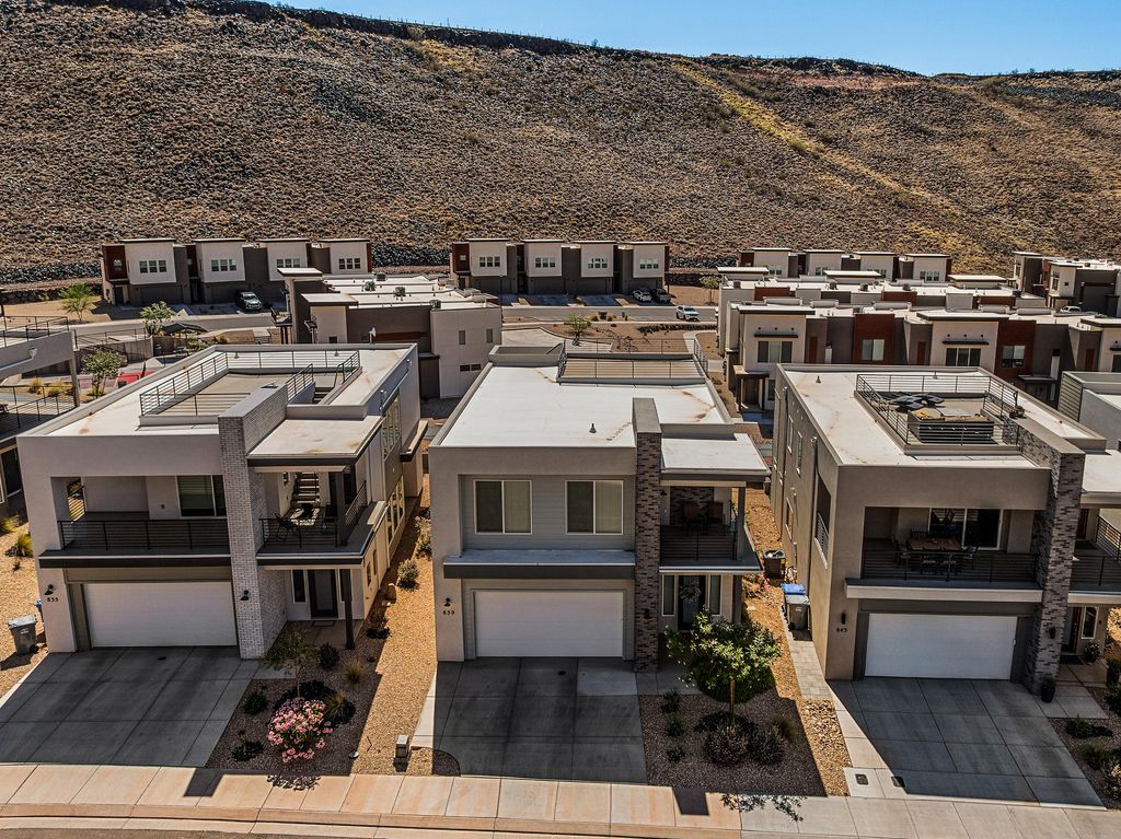 Photo of 839 S WALKER Way, Saint George, UT 84770 (MLS # 26-273097)