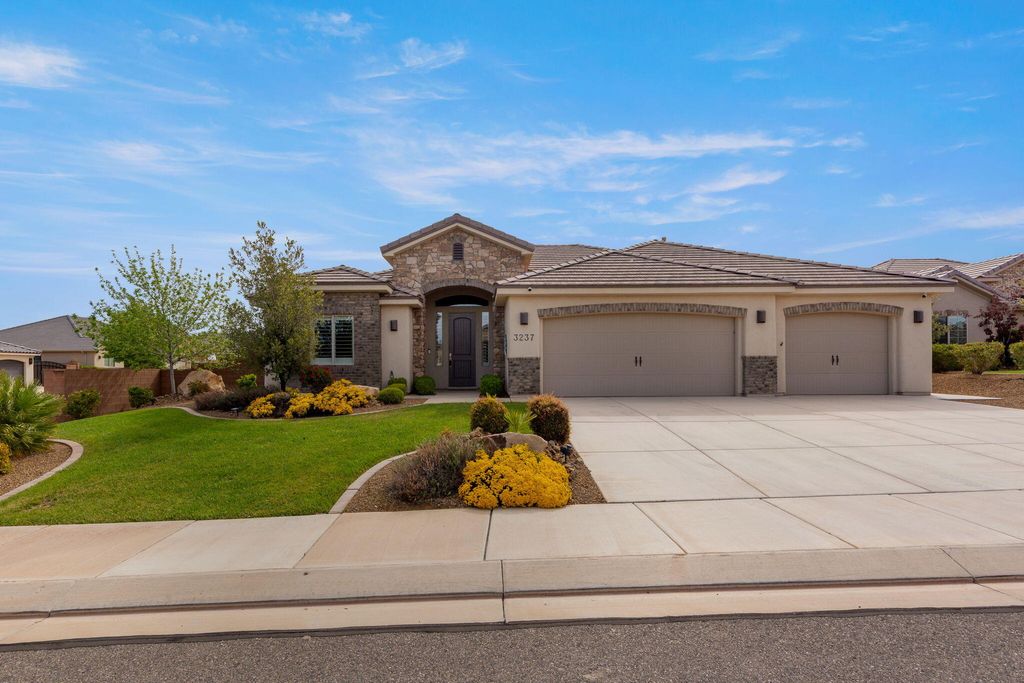 Photo of 3237 S TIGER MAPLE CIR, Saint George, UT 84790 (MLS # 26-271411)