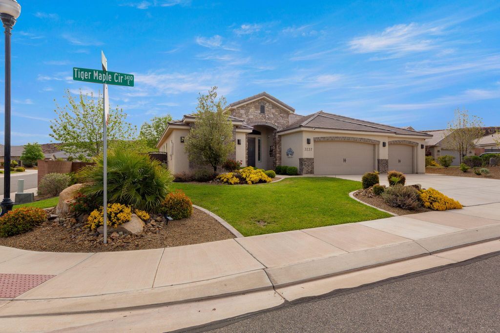 Photo of 3237 S TIGER MAPLE CIR, Saint George, UT 84790 (MLS # 26-271411)
