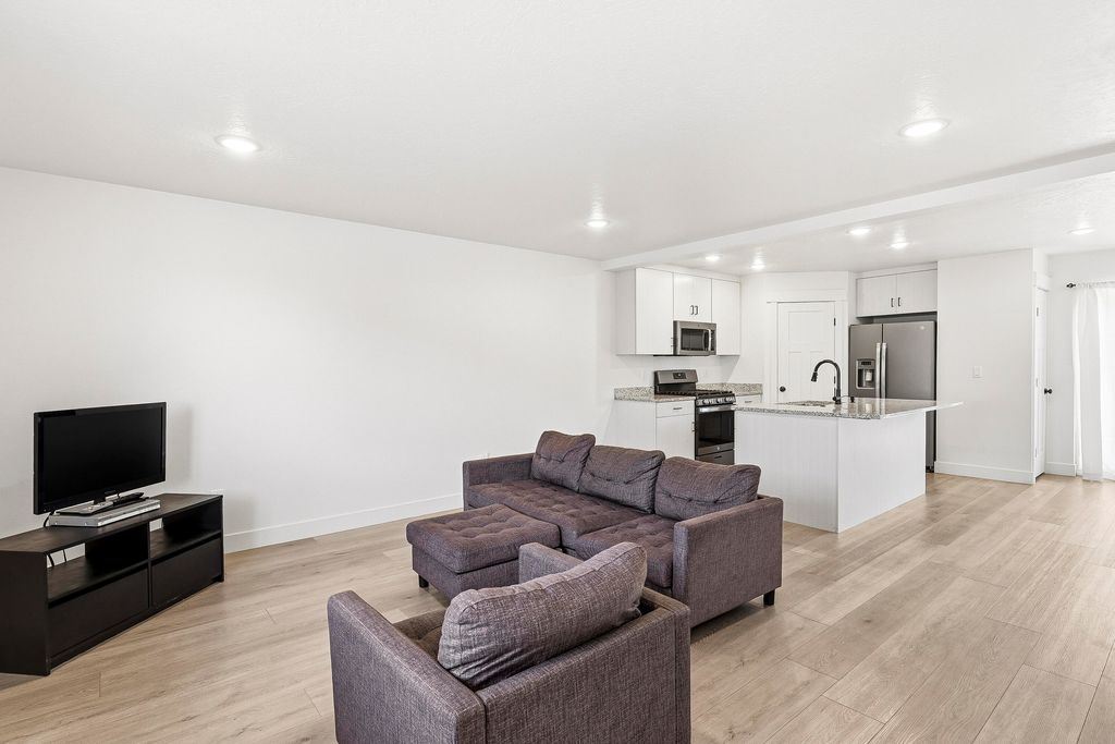 Photo of 920 S 25 E Unit 1F, Cedar City, UT 84720 (MLS # 26-272432)