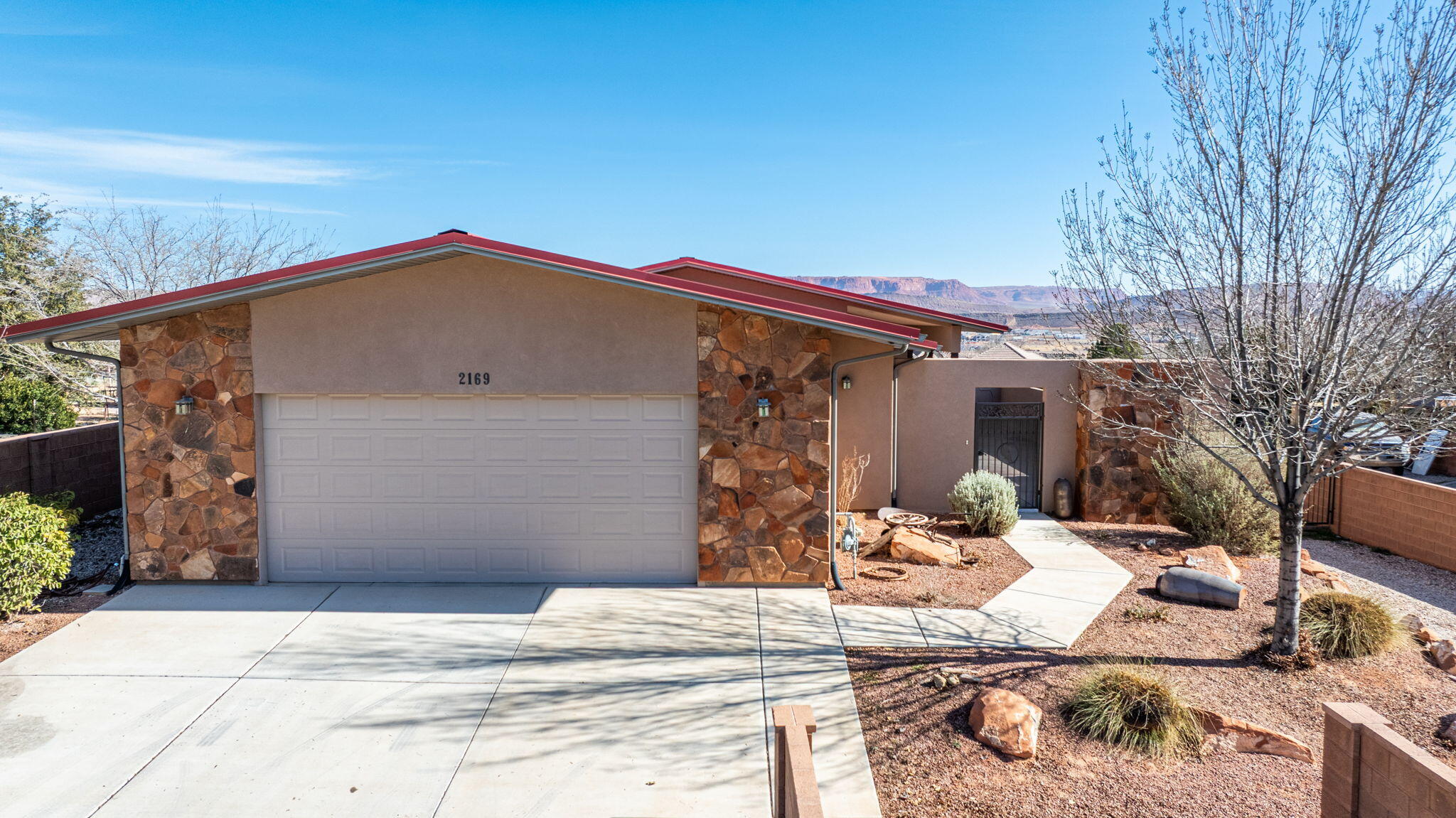 ROCKY BLUFFS - Residential