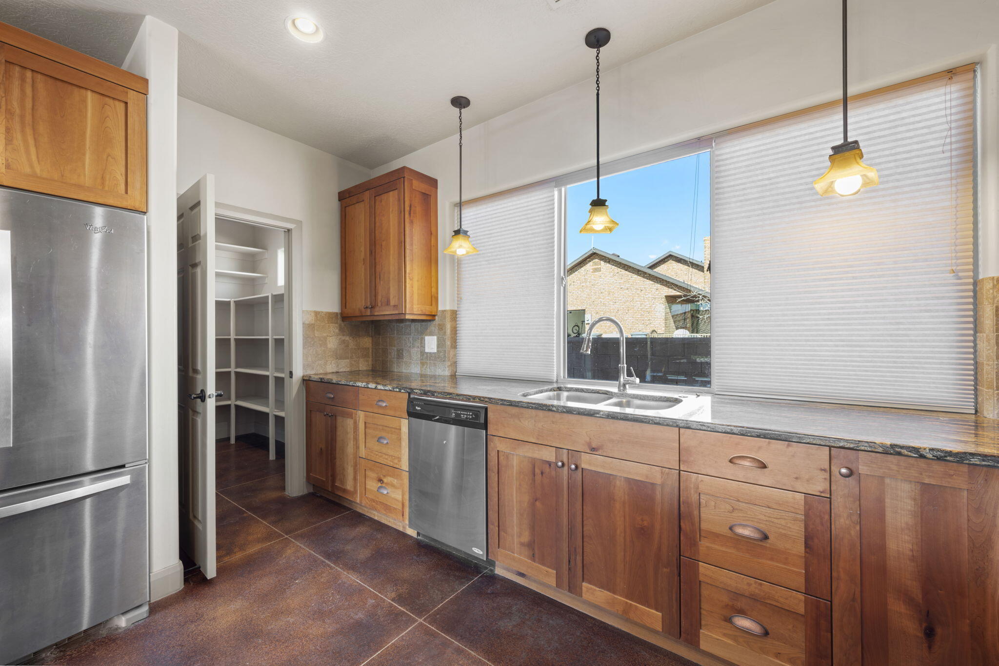 ROCKY BLUFFS - Residential