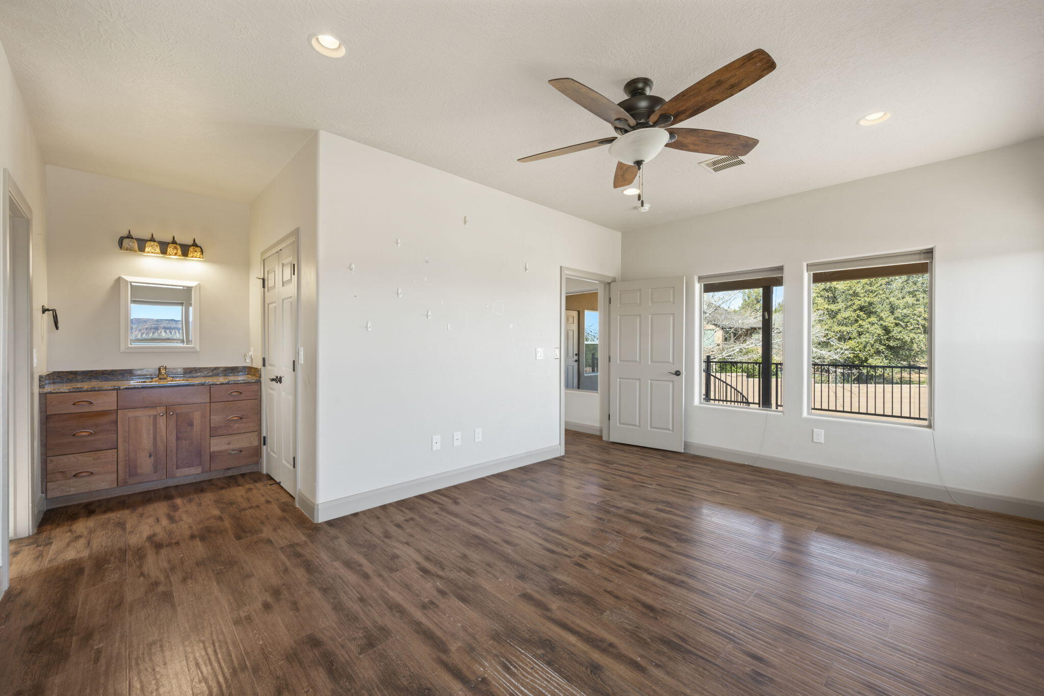 ROCKY BLUFFS - Residential