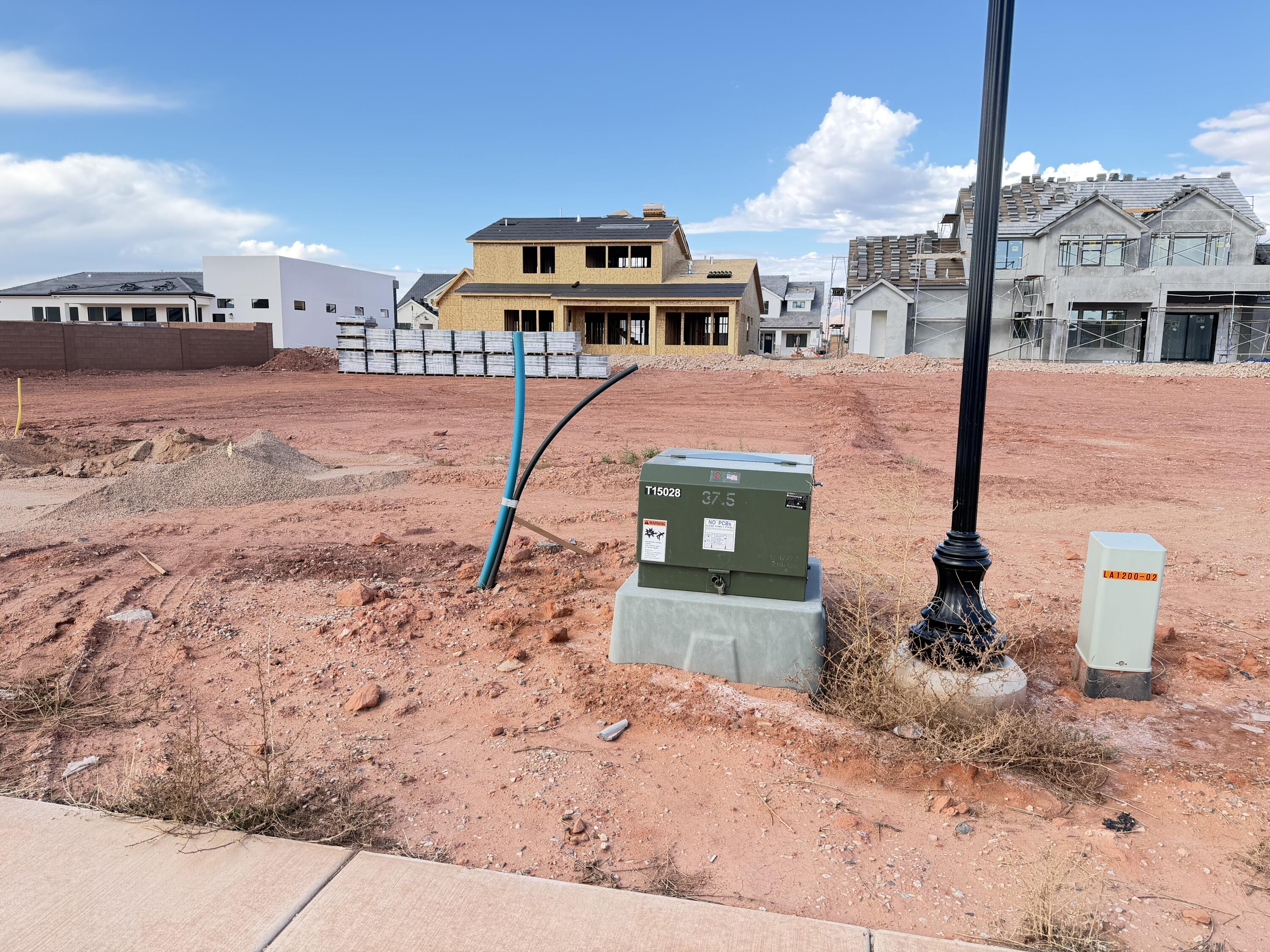 CRIMSON VISTAS - Land