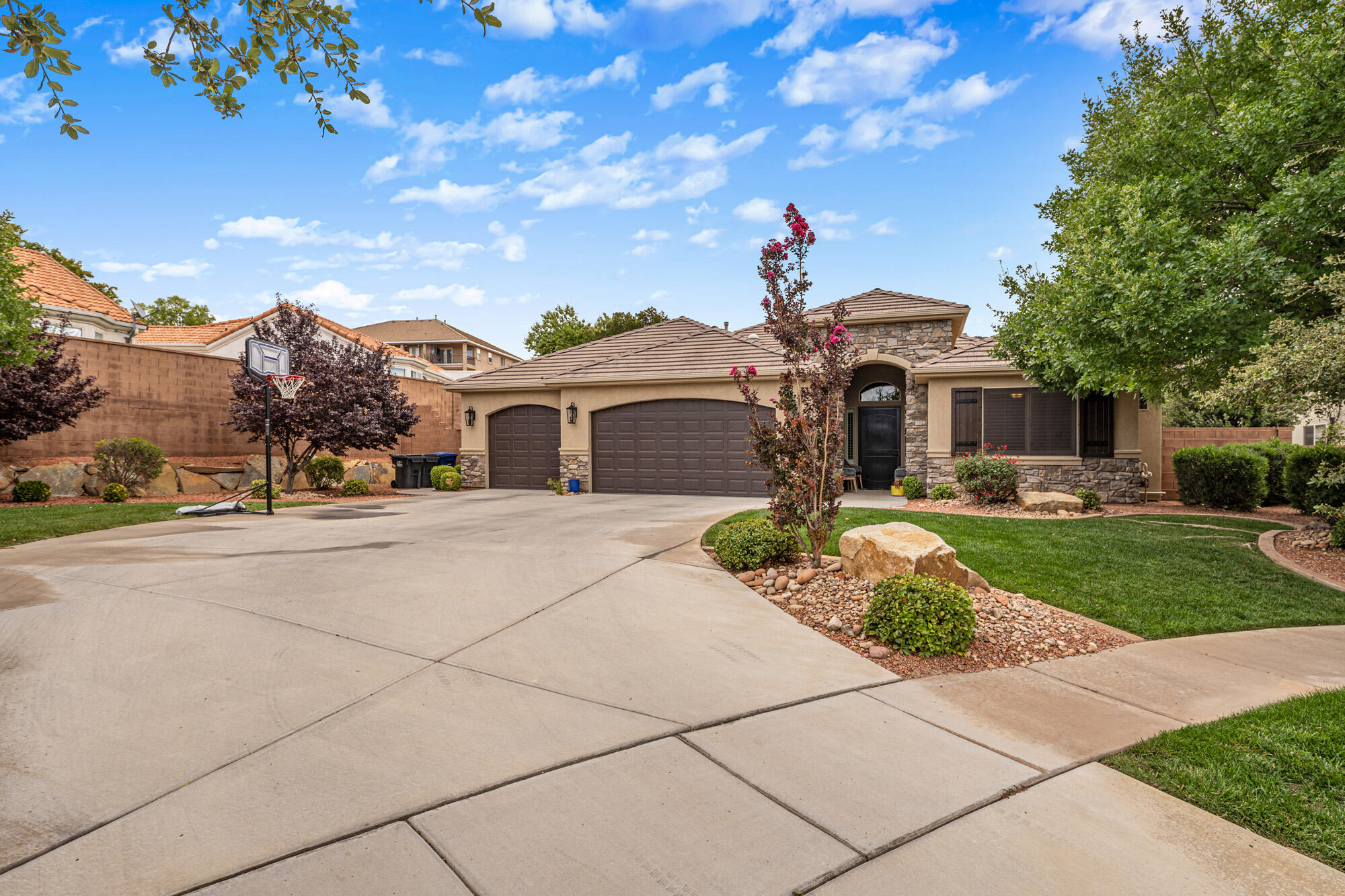 AVALLON AT MEADOWOOD - Residential