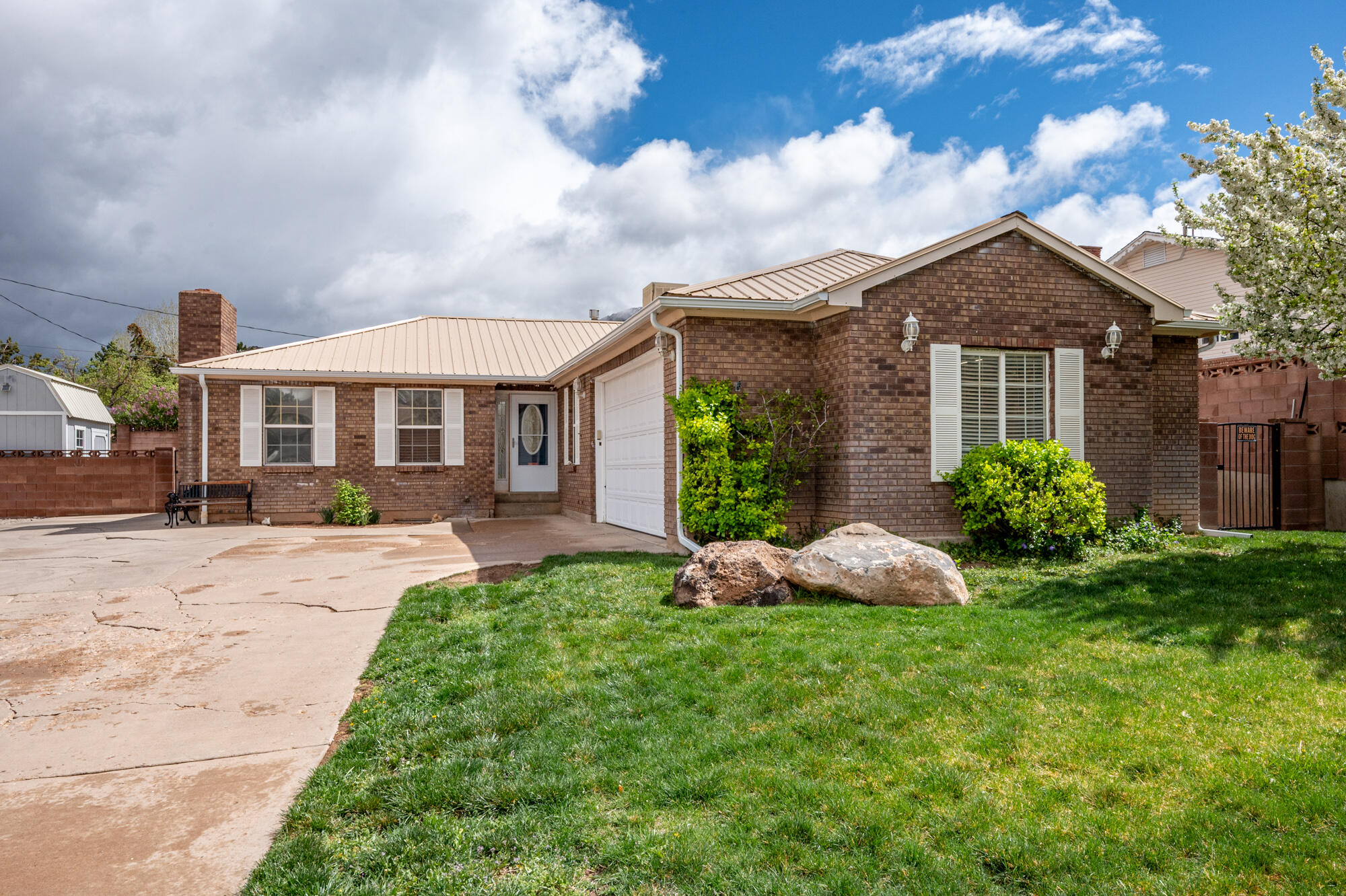 Main image without alt text