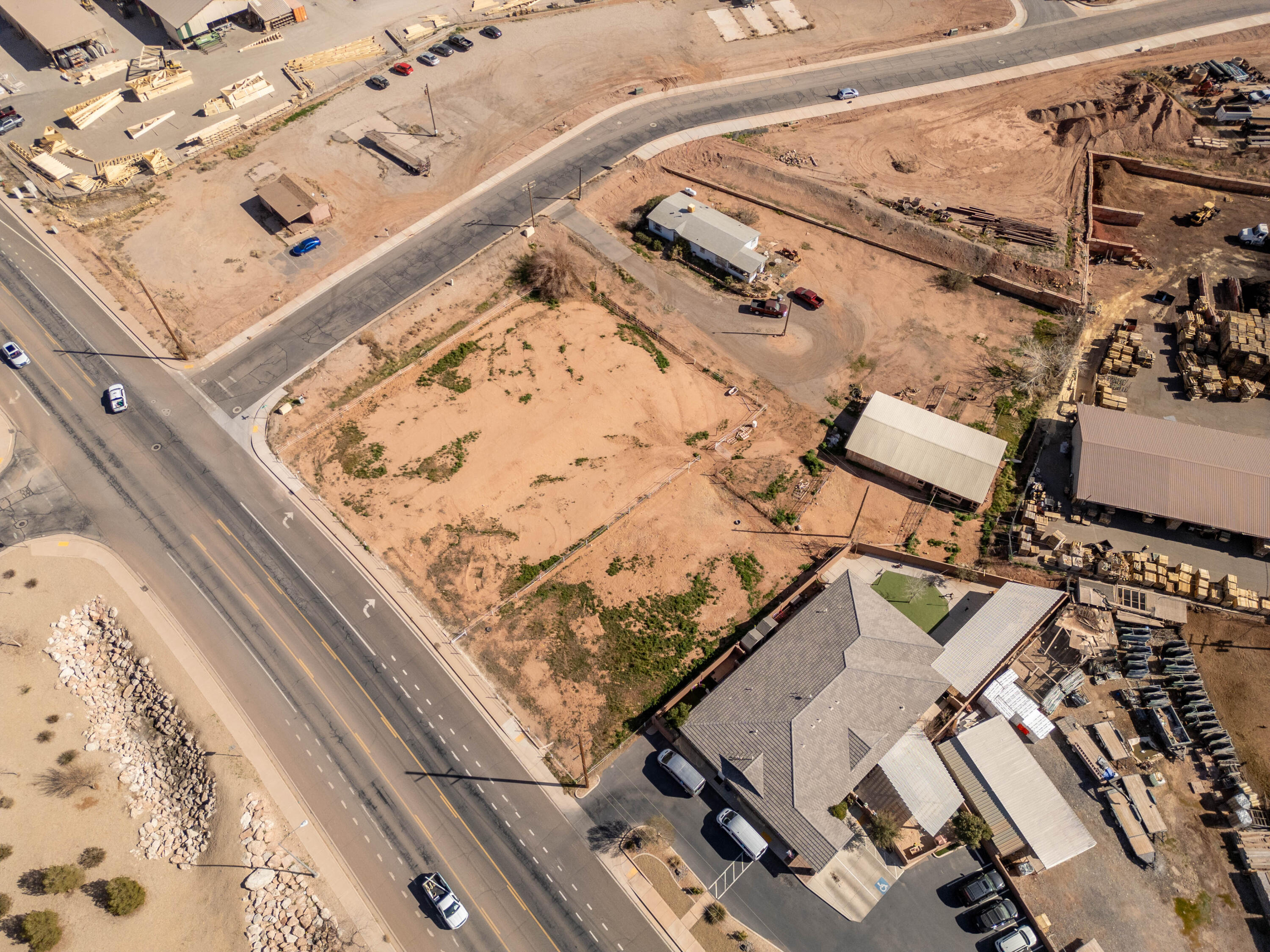 Main image without alt text