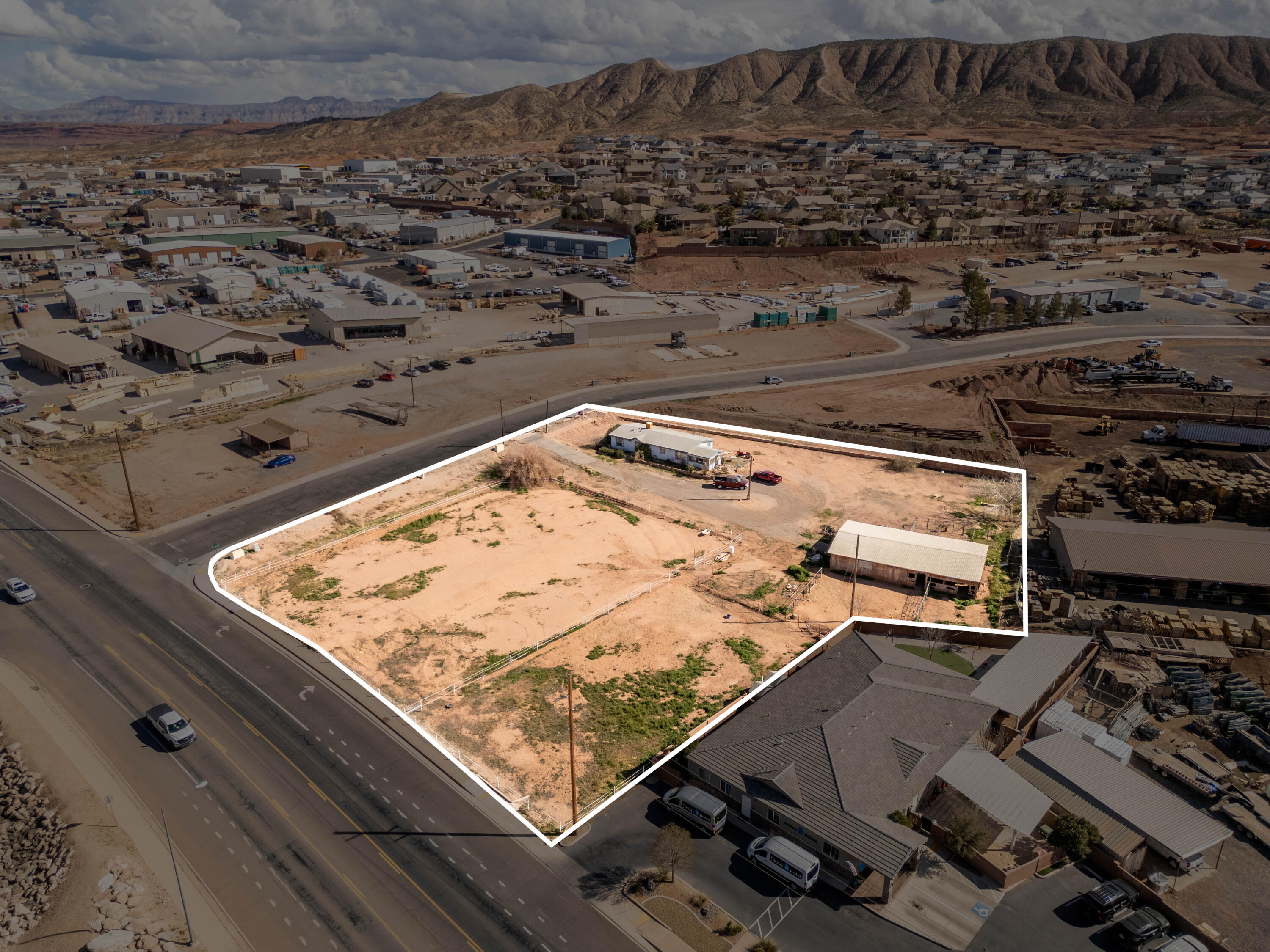 Main image without alt text