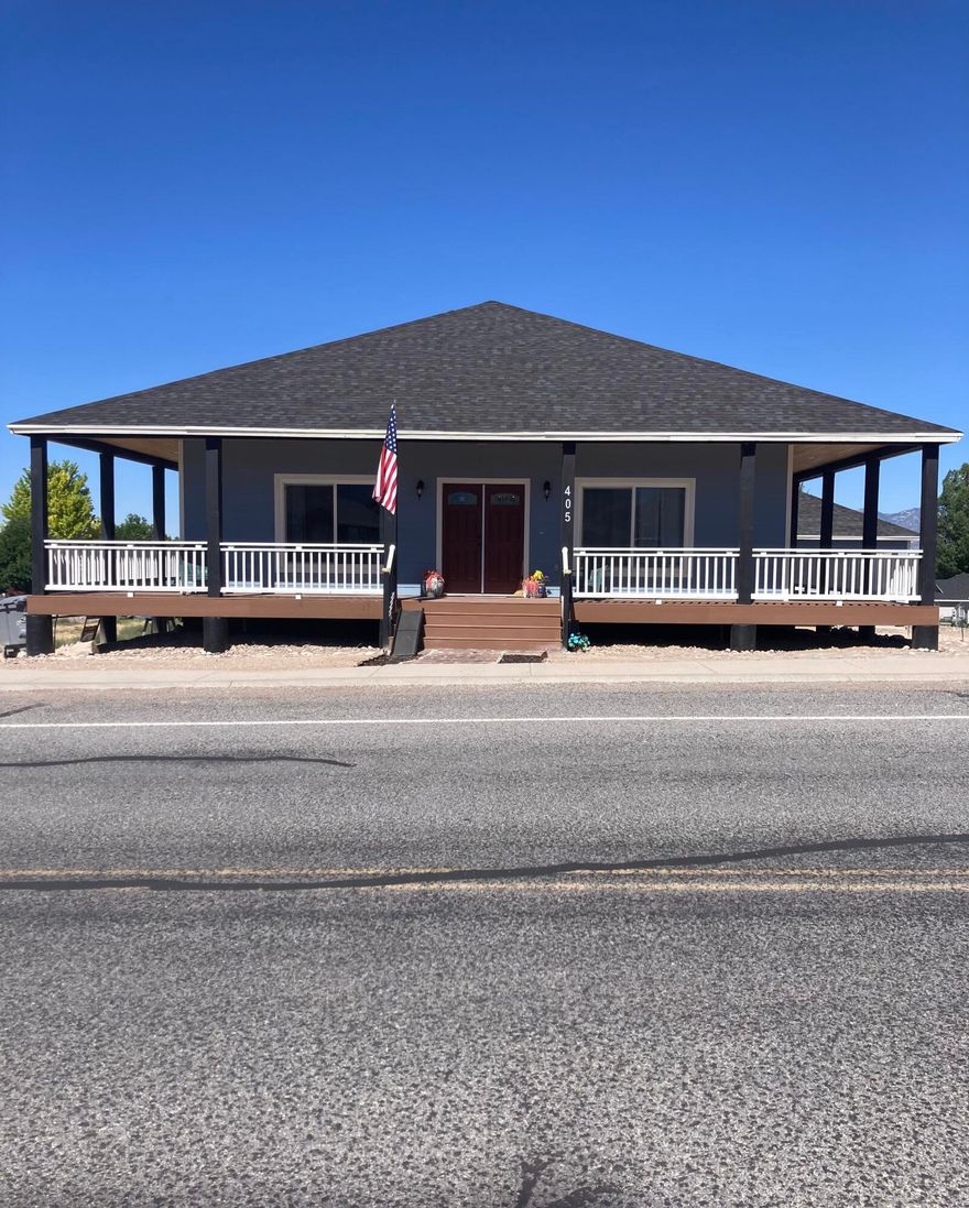 $10K SELLER CREDIT. Welcome to your dream home, blending modern comfort with rustic charm amid stunning mountain views. Interior Features: Energy Efficient: Foam insulation and stylish Pergo flooring. Gourmet Kitchen: Features a 5-burner stove, soft-close cabinets, and a walk-in pantry. Luxurious Master Suite: French doors, walk-in closet, and a spa-like bathroom with a soaker tub. Convenient Laundry: All-in-one washer and dryer. Structural Highlights: Rustic Beams: 8 X 8 beams and posts for aesthetic appeal and strength. Durable Construction: Basement support walls and reinforced exterior. Spacious Garage: Oversized for vehicles or storage. Outdoor Features: Wrap-Around Porch: Durable Trex decking for relaxation and entertaining. Recreational Opportunities: Nearby fishi ng reservoirs and ATV trails.

Golf Course Access: Close proximity for golf enthusiasts.

Modern Conveniences:

Climate Control: Split system A/C and heater.

Endless Hot Water: Efficient tankless water heater.

This property combines luxury, convenience, and adventure in a breathtaking natural setting