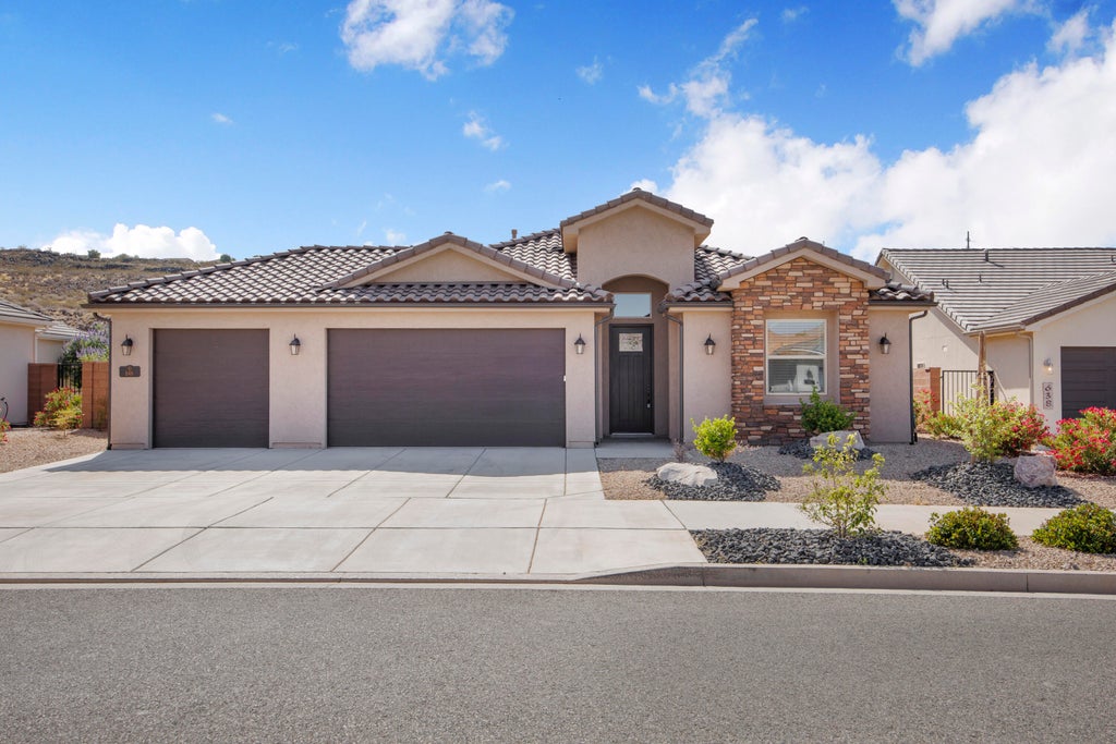 Photo of 646 N SANDY TALUS DR, Washington, UT 84780 (MLS # 26-273438)