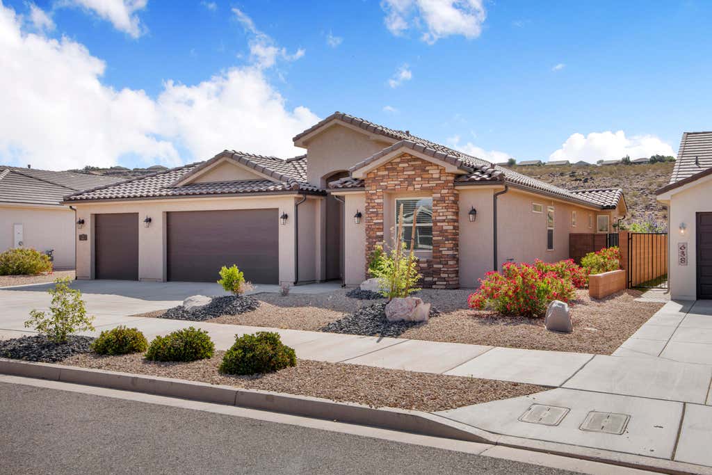 Photo of 646 N SANDY TALUS DR, Washington, UT 84780 (MLS # 26-273438)