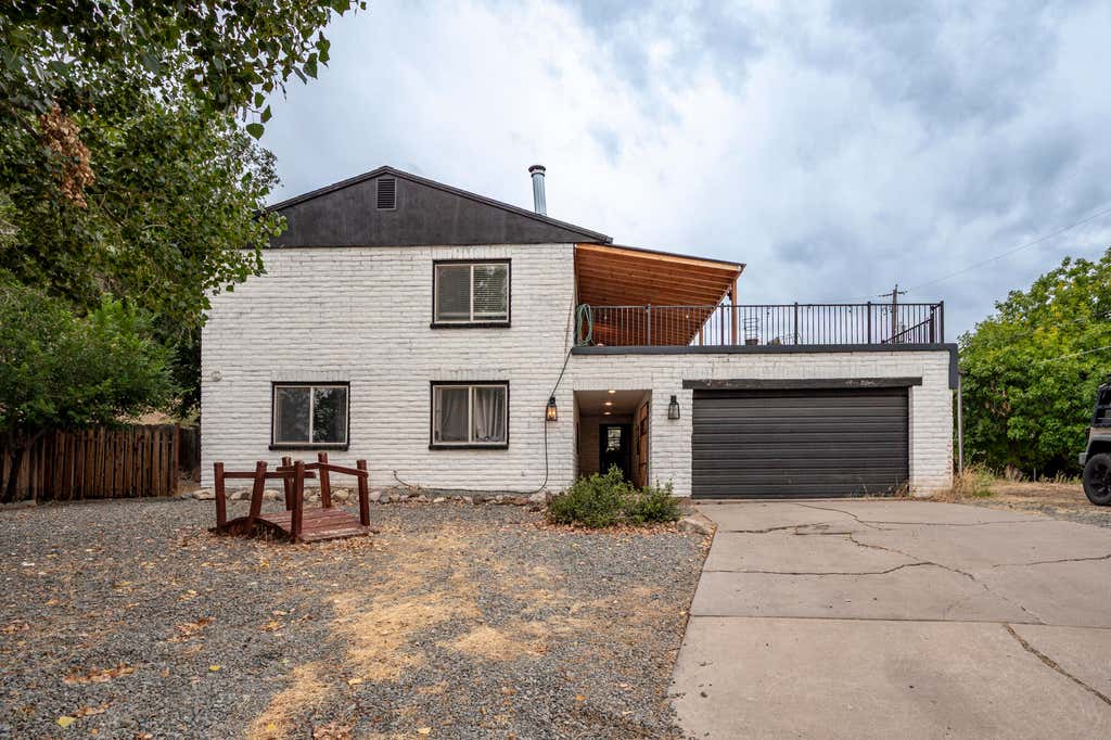 Photo of 450 Hillside Place, Cedar City, UT 84721 (MLS # 26-275231)
