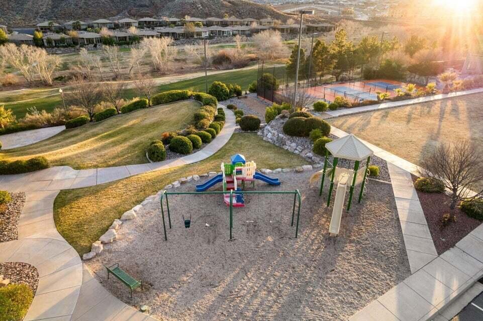 BRIDGEWATER TOWNHOMES AT SUNBROOK - Residential